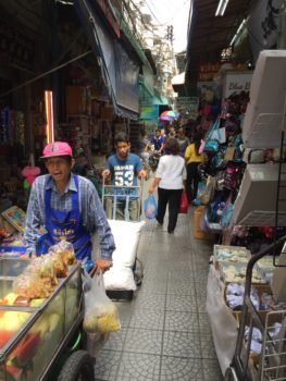 タイの市場は何でも通る