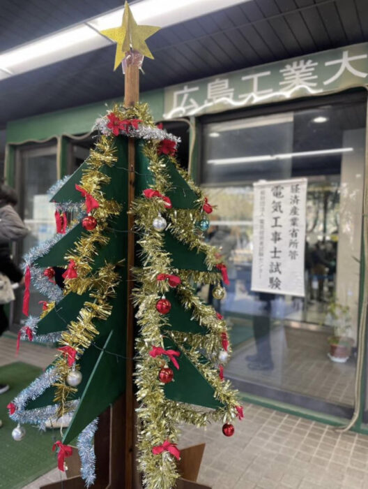 技能試験当日はクリスマスだったこともありツリーが飾られていました。